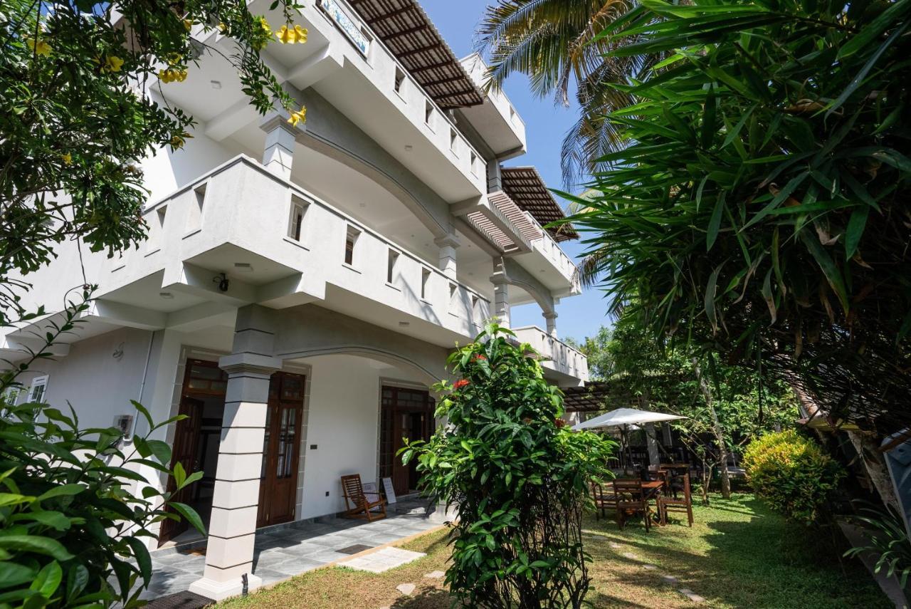 Plantation Surf Inn & Restaurant - มิดิกามาอีสต์ ภายนอก รูปภาพ