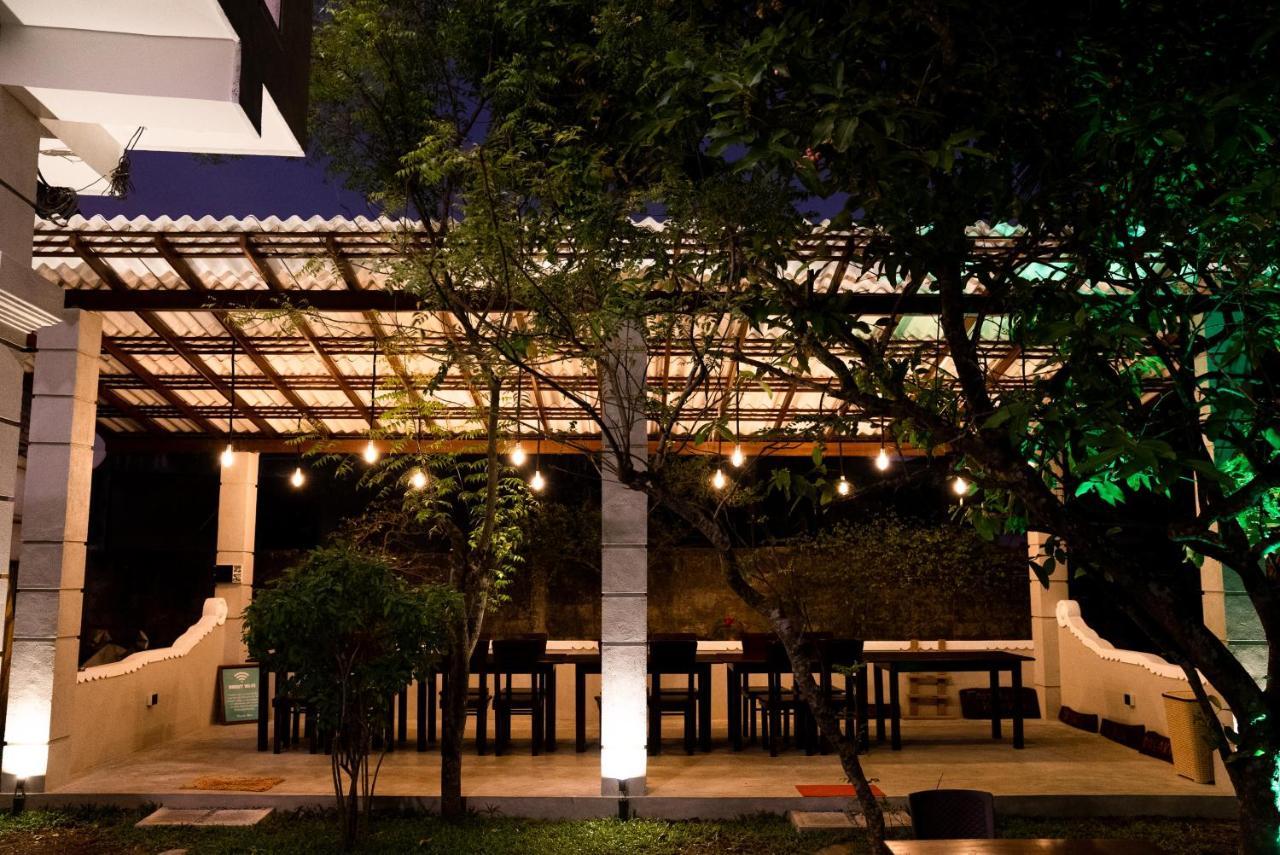 Plantation Surf Inn & Restaurant - มิดิกามาอีสต์ ภายนอก รูปภาพ